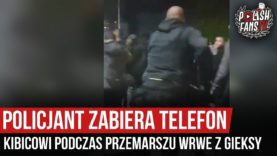 Policjant zabiera telefon kibicowi podczas przemarszu WRWE z GieKSy (12.10.2019 r.)