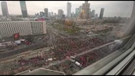 PATRIOT24 NEWS: Tłumy w centrum Warszawy oczekują na start Marszu Niepodległości
