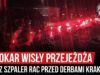 Autokar Wisły przejeżdża przez szpaler rac przed Derbami Krakowa (03.03.2020 r.)
