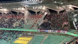 Legia – Cracovia. Oczekiwanie na karnego o radość kibiców Cracovii po golu na 1-2