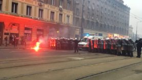 Policja gazuje i ucieka przed kibolami na Marszu Niepodległości!