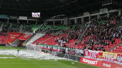 Serpentyny na boisku w Tychach podczas meczu GKS Tychy – ŁKS Łódź 13.06.2021